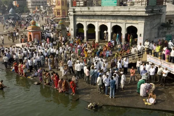 worshippers-ramkund-tank-ghats-holy-river-10225264.jpg